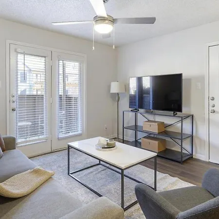 Landing At Woodhill - 2 Bedrooms In Denton